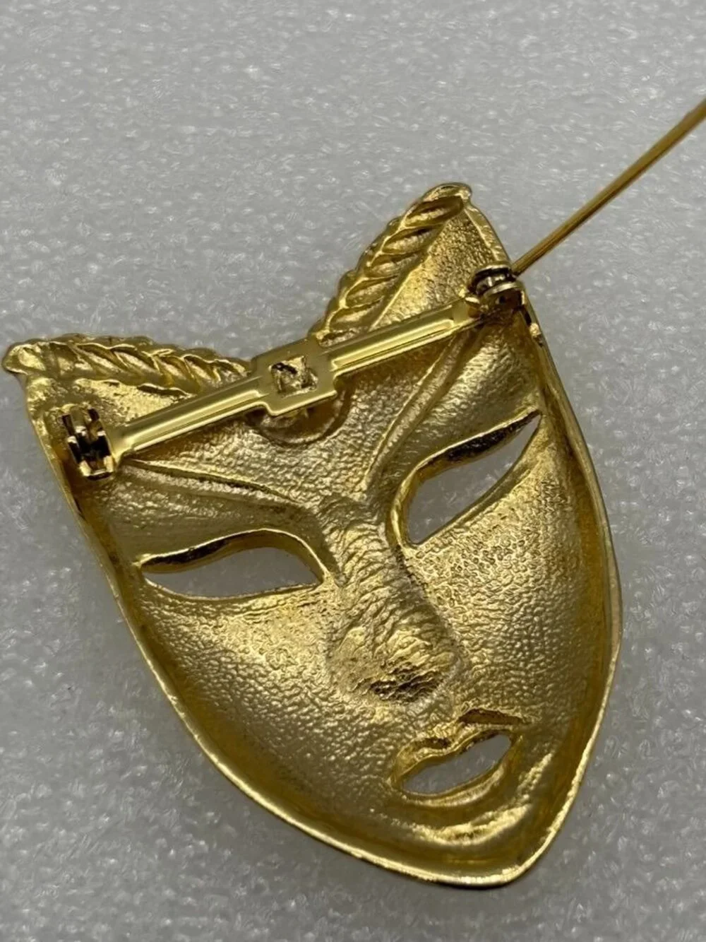 Vintage Masquerade Mardi Gras Mask Brooch Cream Black Enamel Gold Tone Unbranded